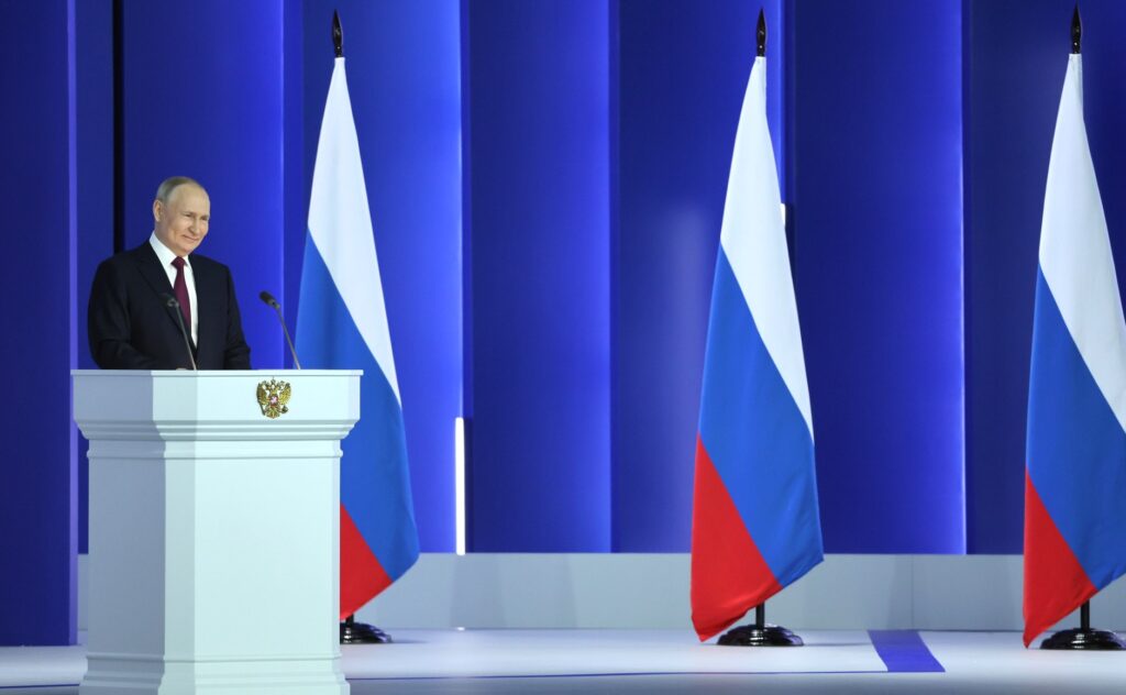 «Да Бог с ними, пускай че хотят, то и делают». Путин заявил, что в России уважают частную жизнь. Тем временем количество обращений о преследованиях увеличилось в три раза